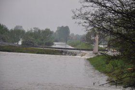 Przelewająca się woda przez ul. Warszawską do Wisły