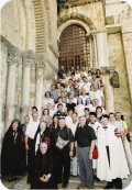 Dzień IV.Zdjęcie grupowe na schodach przed Bazyliką Bożego Grobu